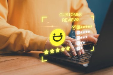 Müşteri, gülen suratlı bir bilgisayar ve değerlendirme tatminini değerlendirmek için beş yıldızlı bir ikon kullanıyor. Müşteri hizmetleri deneyimi ve iş memnuniyeti anketi.