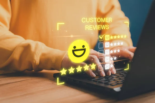Πελάτης Χρησιμοποιώντας Ένα Φορητό Υπολογιστή Pop Χαμόγελο Πρόσωπο Και Πέντε — Φωτογραφία Αρχείου