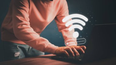 Kullanıcı kablosuz internete bağlanmak için bir bilgisayar dizüstü bilgisayar kullanıyor ama kablosuz veya parola yanlış ve dijital veri formu web sitesi yüklenmeyi bekliyor, kablosuz ağa bağlanmayı bekleme konsepti teknolojisi.