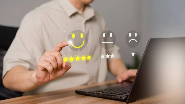 Рука Покупця Торкається Віртуального Екрану Значку Щасливої Посмішки Оцінки Зворотного — стокове фото