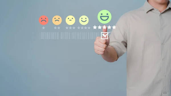 Торговець Торкається Віртуального Екрану Значку Щасливої Посмішки Щоб Забезпечити Задоволення — стокове фото