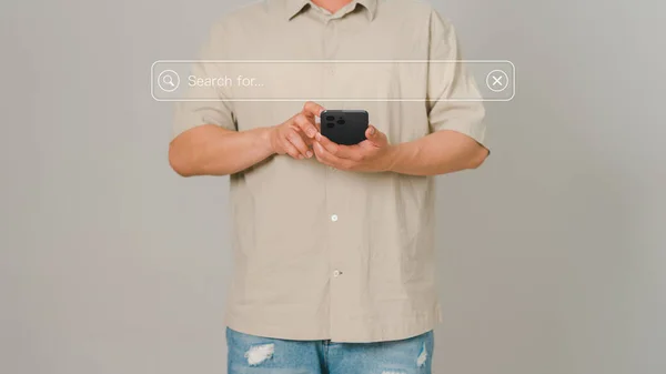 Guy Χρησιμοποιώντας Ένα Smartphone Για Συνδεθείτε Στο Σπίτι Βελτιστοποίηση Μηχανών — Φωτογραφία Αρχείου