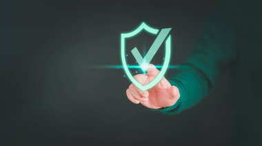 Müşteri sanal ekranda güvenlik koruma sistemleri için kimlik doğrulama simgesine basıyor. Onaylı garanti ya da güvenli erişim sistemi konsepti. İş hizmetlerinin kalite güvencesi.