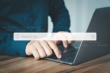 Ofisteki dizüstü bilgisayarla çalışan kullanıcı. Arama motoru arama çubuğuyla interneti optimize et. En iyi SEO teknoloji ağı, İnternet veri bilgi konsepti taranıyor.