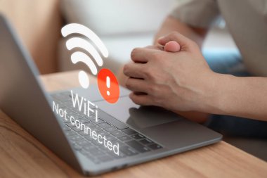Kullanıcı kablosuz internete bağlanmak için bir bilgisayar dizüstü bilgisayar kullanıyor ama kablosuz veya parola yanlış ve dijital veri formu web sitesi yüklenmeyi bekliyor, kablosuz ağa bağlanmayı bekleme konsepti teknolojisi.