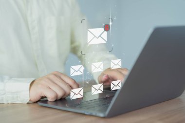 İşadamı bilgisayarı kullanıyor ve e-posta ikonu ile çevrimiçi mesaj gönderiyor. Satış ve pazarlamadan gelen e-posta kavramı, e- posta ya da bülten gönderme, İnternet ağı çevrimiçi çalışıyor.