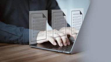 Yetişkin bir adam bilgisayarını kullanarak sanal ekran kontak anketi kullanıyor. Belge Yönetimi Kontrol Sistemi, Çevrimiçi Belge Veritabanı ve İşlem Yönetimi Dosyaları. Teknoloji DMS.