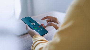 Gelen çağrıya cevap veren adam. Arama bilinmeyen bir numaradan yapılmış. Çeteyi ara ya da yabancıyı. Sahte kimliği olan bir sahtekar. Dolandırıcılık, dolandırıcılık ve suçlunun akıllı telefonu..