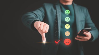 Müşteri, uygulamayla ilgili hizmet deneyimi değerlendirmesini kızgın duygu yüz üzerinde sanal ekranla yapar. Müşteri hizmetleri iş konsepti, deneyim tatminsiz, referans değerlendirmesi.