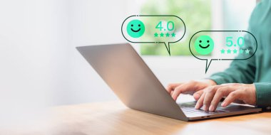 Müşteri, alışveriş başvurusunda hizmet deneyimi değerlendirmesi yapmak için bir dizüstü bilgisayar kullanıyor. Müşteri memnuniyeti anketi konsepti, 4 ve 5 yıldız tatmini, referans değerlendirmesi, iyi hizmet.