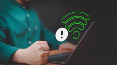 Teknoloji kavramı kablosuz internet bağlantısı ama internet yok. Kullanıcı Wi-Fi 'ye bağlanmak için dizüstü bilgisayar kullanıyor ama Wi-Fi bağlı değil veya parola yanlış ve dijital veri formu web sitesi yüklenmeyi bekliyor.