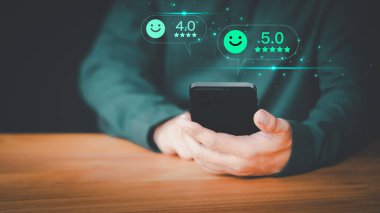 Akıllı telefon kullanan bir erkek müşteri, mağazalara yapılan başvurularda hizmet deneyimi değerlendirmesi yapıyor. Çevrimiçi müşteri memnuniyet değerlendirmesi anketi ve cep telefonunda referans.