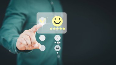 Müşteri memnuniyeti anketi, hizmet tecrübesi derecesi, tavsiye, geri bildirim ve inceleme. Üye el gülümseme yüz simgesi üzerinde sanal ekrana dokunur ve çevrimiçi uygulama hakkındaki görüşlerini tatmin eder.