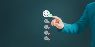 Hizmette tatmin olmak için kullanıcı eli mutlu gülümseme yüz ikonunda sanal ekrana dokunuyor. Çevrimiçi gözden geçirme konsepti iyi, değerlendirme tanımı müşteri hizmetleri ve geri bildirim.