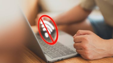 Teknoloji kavramı kablosuz internet bağlantısı ama internet yok. Wi-Fi 'ye bağlanmak için dizüstü bilgisayar kullanan bir adam, ama Wi-Fi bağlı değil veya parola yanlış ve dijital veri formu web sitesi yüklenmeyi bekliyor.