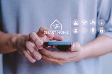 Yetişkin adam kontrol teknolojisi yapay zeka akıllı ev aletleri fırlatılmış uygulamalı cep telefonu kullanıyor. Akıllı ev otomasyon uygulamaları konsepti.