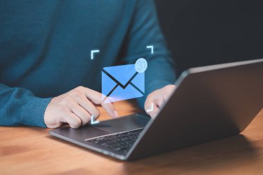 Klavyede dizüstü bilgisayar kullanan ve ofis masasında e-posta ikonu ile internette sörf yapan bir erkek. E- posta pazarlama kavramı, e-posta ya da haber mektubu gönderme, online çalışan internet ağı.