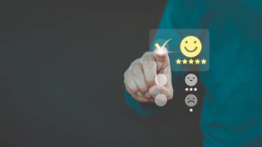 Erkek el, mutlu gülümseme yüz ikonu üzerinde sanal ekrana dokunarak hizmette tatmin olur. Çevrimiçi değerlendirme konsepti beyan müşteri hizmetleri ve geri bildirim, görüş derecesi çok iyi.