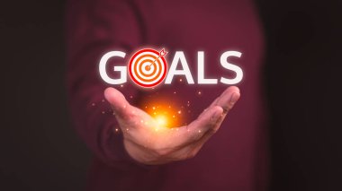 Erkek el, tasarruf parası, sağlık, yaşam dengesi, seyahat planı, yeni iş hayatında öğrenme için hedef ikonu olan 2024 'ü göster.