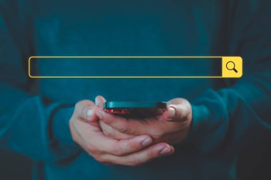 Cep telefonu kullanan bir adam internet arama çubuğunu tıklatıyor. SEO teknolojisi, arama çubuğuyla motor optimizasyonu interneti. İnternet veri bilgi konsepti taranıyor.