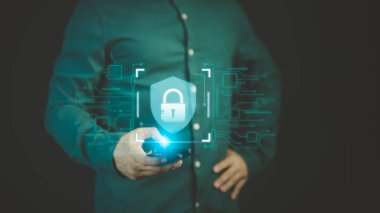 Adam güvenlik sistemi için siber güvenlik ve gizlilik simgesi olan cep telefonu kullanıyor. Simge ve internet ağ güvenlik teknolojisini kilitle. Kişisel verileri koruyan kullanıcı, sanal ekran arayüzü.