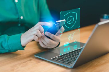 Müşteri sanal ekranda güvenlik sistemi işareti olan bir akıllı telefon ve dizüstü bilgisayar kullanıyor. Standart, sertifikalı garanti onayı veya güvenli erişim interneti. Çevrimiçi uygulamadan alışveriş.