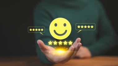En İyi Mükemmel Hizmet Derecesi. Müşteri, beş yıldızlı gülümseyen yüz ikonunda sanal ekranı göster. Ticari müşteri hizmetleri ve geri bildirim konsepti, iyi, en iyi ürün ve hizmet.