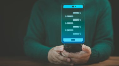 Yapay zeka teknolojisi, yapay zeka. Kullanıcı akıllı robotla sohbet etmek için akıllı telefon kullanır. Bir şey üretmeye yarayan, gelecekçi teknoloji dönüşümü. Al ile Chatbot Sohbeti.