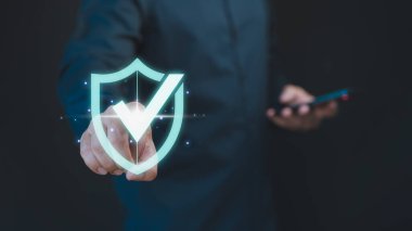 Müşteri el sanal ekranda güvenlik sistemi için kimlik korumalı simgeye dokunur. İş dünyasının kalite güvencesi. Onaylı garanti onay veya güvenli erişim sistemi kavramı.