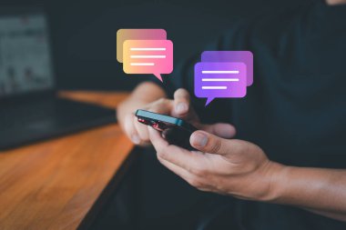 Sosyal medyada akıllı telefon kullanan, uygulama iletişimi dijital web sitesi ve sosyal ağ kavramı üzerinden canlı sohbet yazan genç adam. Sosyal medya uygulaması sohbet kutusu.