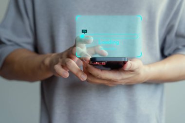 Adam uygulamayı indirmek ve güncellemek için web sitesinden dijital dosya verileri yüklemek için bir cep telefonu kullanıyor ve çok yavaş bir internet.