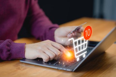 Müşteri online alım yapmak için kredi kartından kayıt yaptırmak için dizüstü bilgisayar kullanıyor. İnternet üzerinden kredi kartı alışverişi, internet üzerinden fatura ödeme ve çeşitli ödemeler.