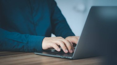 Girişimci merkez ofiste çalışırken dizüstü bilgisayar kullanır. Dizüstü bilgisayar klavyesinde yazan adam. Girişimci işi, ev işi, iş adamı iş adamı konsepti.