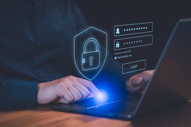 Siber güvenlik ve dijital veri koruma teknolojisi kavramı. Adam dizüstü bilgisayar kullanıp kullanıcı adı ve şifreyi yazmış. Kullanıcı mahremiyeti güvenliği ve kişisel veri İnternet ağını koruma.