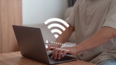 Kullanıcı adam oteldeki bilgisayarında kablosuz internet arıyor ve bağlantı kuruyor. Teknolojik bağlantı kavramı ve bilgisayar ile kablosuz bağlantı sorunları.