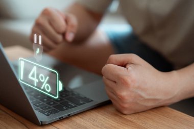 Bilgisayarın pili bitti. Teknoloji ve günlük yaşam kavramı. Adam dizüstü bilgisayarının pilinin bittiğini ve şarj adaptörünü ya da güç bankasını getirmediğini öğrenince sinirli ve hayal kırıklığına uğramış..