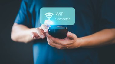 Bir erkek cep telefonu kullanırken, internet sitelerinden dijital veri yüklenmesinde gecikmeye yol açan ya bağlantı sorunlarıyla ya da yanlış şifreyle karşılaştığında, WiFi 'ye bağlanma güçlükleriyle karşılaşır.
