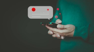 Sanal ekranda 1 yıldızlı müşteri yorumları ve yorumları çevrimiçi. Düşük kalite ve hizmetten hoşlanmama değerlendirmesi. Müşteri tecrübesi iş anlayışı hoşnutsuzdur.