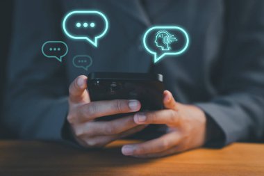 Sohbet etmek için akıllı akıllı robot Al sohbet robotu kullanan biri. dijital sohbet robotu, çevrimiçi ağda iş dünyasındaki veri artışına erişim sağlamak için yardımcı konuşmadır.