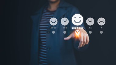 Hizmette tatmin olmak için gülen yüz simgesine dokunan kişi. Beğeni çok etkilendi, müşteri hizmetleri, çevrimiçi değerlendirmeler, referans ve müşteri memnuniyeti.