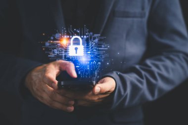 Parlayan bir dijital asma kilit ikonu olan akıllı telefonu tutan kişinin yakın plan fotoğrafı, modern teknolojide mobil siber güvenliği, veri korumasını, şifrelemeyi ve güvenli dijital iletişimi simgeliyor..