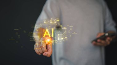 Parlak yapay zeka, yenilik, dijital dönüşüm ve modern iş dünyasındaki gelişmiş akıllı teknolojiyi temsil eden fütüristik devre tasarımıyla parlayan yapay zeka arayüzü.