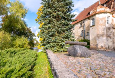 Küçük Letonya kasabası Jaunpils 'teki kale, Baltık bölgesinde tarihi yapılarını koruyan nadir ortaçağ binalarından biridir.