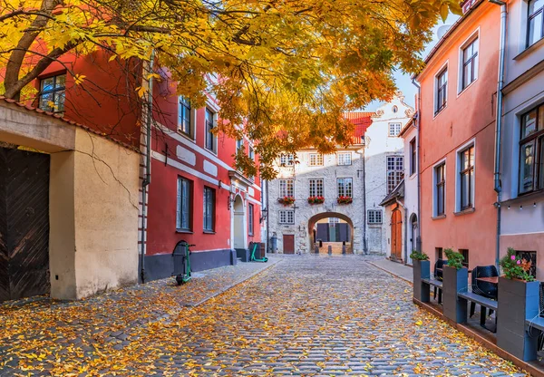 Automne Dans Rue Médiévale Étroite Dans Vieux Quartier Riga Capitale — Photo