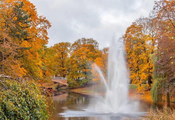 Riga 'nın merkez parkında sonbahar - Letonya' nın başkenti ve en büyük şehri, Baltık bölgesinin büyük bir ticari, kültürel, tarihi ve turistik merkezi. 