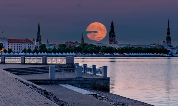 Luna Eleva Por Encima Antigua Ciudad Riga Que Una Capital —  Fotos de Stock