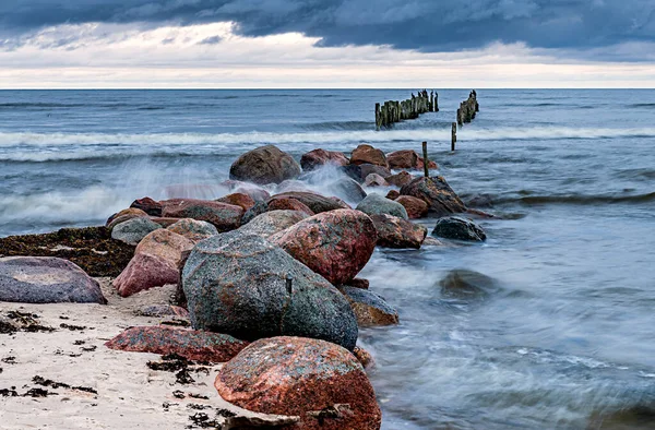 Jesień Starym Rozbitym Molo Jesiennej Burzy Nad Morzem Bałtyckim Technika — Zdjęcie stockowe