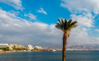 İsrail 'in ünlü turistik tatil beldesi Eilat' ın marina ve kumlu plajında, merkez taş yürüyüş iskelesinden ve gezinti güvertesinden manzara 