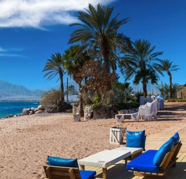 Eilat 'taki merkez halk plajında sabah İsrail, Orta Doğu' daki ünlü turizm ve eğlence merkezi.