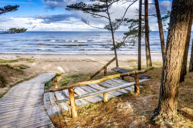 Jurmala 'da dinlenme yeri - Letonya' nın ünlü turizm beldesi Riga Körfezi, Baltık Denizi kıyısında yer alıyor. Kum plajları 26 kilometreden fazla kıyı şeridini kaplıyor..